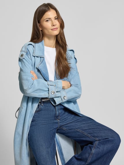 Frauenmodel trägt Regular Fit Mantel mit Lyocell-Anteil von Liu Jo White in Denim-Optik, Baumwoll-Lyocell-Mix, Nahaufnahme Oberkörper.