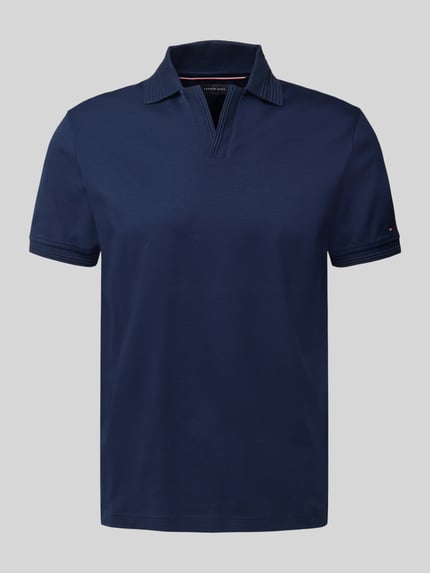 Produktfoto, Regular Fit Poloshirt aus reiner Baumwolle von Tommy Hilfiger, efekt: jednolity kolor, krój regular fit, detal z logo, kołnierzyk polo, dekolt w serek, krótki rękaw, zakończenie rękawów prążkowane, wykończenie z bocznymi rozcięciami, asymetryczny, materiał: bawełna