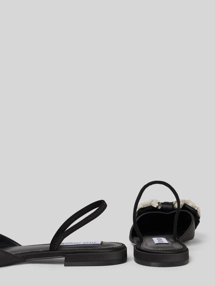 Produktfoto, Slipper mit Ziersteinbesatz Modell 'Sloane' von Steve Madden, schwarze glatte Sohle, spitze Passform, offene Ferse, Zierschleife, Absatzhöhe 2 cm bei Größe 40.
