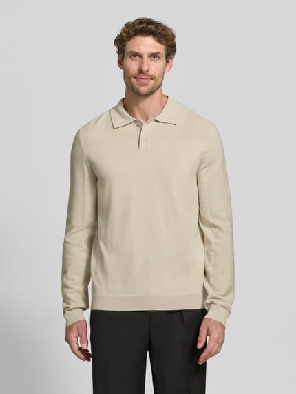 Männermodel trägt Relaxed Fit koszulka polo z dodatkiem wełny model 'KN_Momentum-X PL' von BOSS Green, beżowy, przód, Ganzkörperansicht von vorne