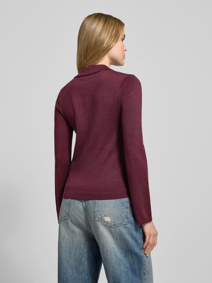 Vrouwenmodel draagt Slim Fit Langarmshirt aus Lyocell-Baumwoll-Mix Modell 'FLURA LUREX' van Selected Femme, effen bordeauxrood, glanzend breisel, ribboorden, knoopsluiting, polokraag, Ganzkörperansicht Rückansicht.