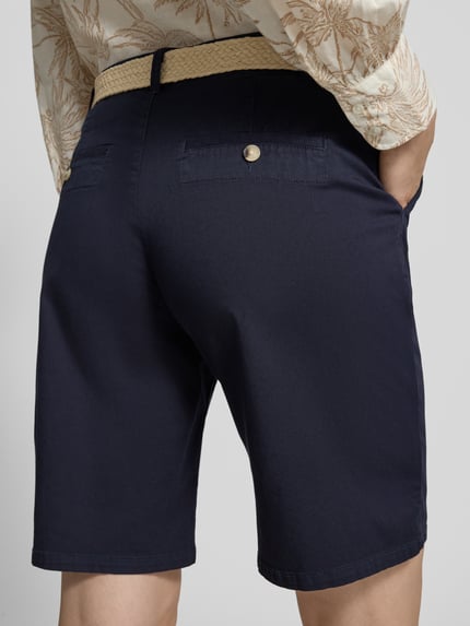 Vrouwenmodel draagt Bermudas met riem model 'ROVENA' van Soyaconcept, mix van katoen en elastaan, regular fit, binnenbeenlengte 26 cm, bandwijdte 41 cm, detailopname rugaanzicht