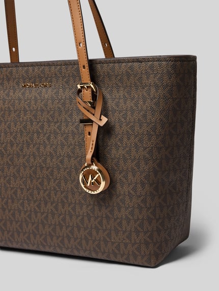 Produktfoto, brauner Shopper mit Logo-Muster Modell 'QUINN' von MICHAEL Michael Kors, strukturierte Oberfläche, goldene Details, Kontext: Damen Shopper, Hauptfach mit Reißverschluss, Schulterriemen 86 cm, Maße 37x25x11 cm
