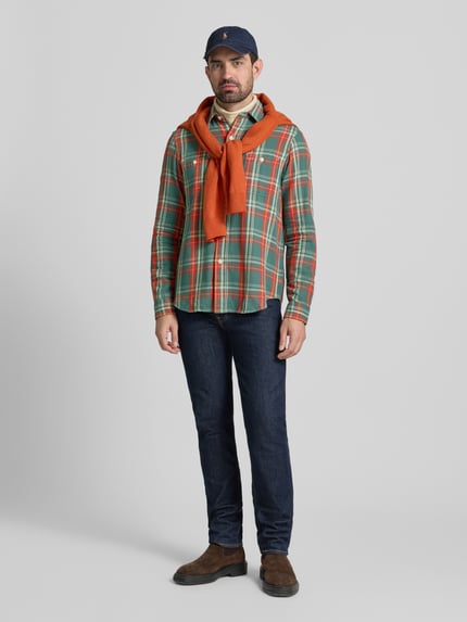 Männermodel trägt Freizeithemd mit Knopfleiste von Polo Ralph Lauren aus reiner Baumwolle, Regular-Fit, Kentkragen, Brusttaschen, Ganzkörperansicht von vorne.