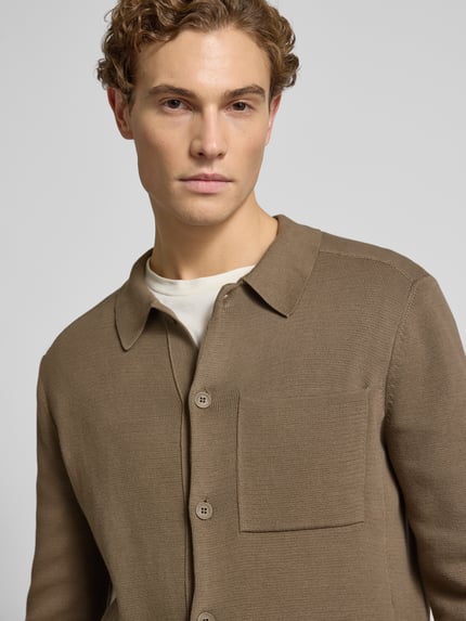 Männermodel trägt Regular Fit Strickjacke aus reiner Baumwolle von Marc O'Polo, Optik: Unifarben, Feinstrick, Nahaufnahme Oberkörper.