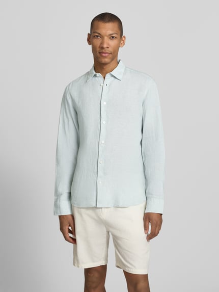 Männermodel trägt Regular Fit Freizeithemd aus reinem Leinen Modell 'REGKYLIAN' von SELECTED HOMME, hellblau, unifarben, Ganzkörperansicht von vorne.