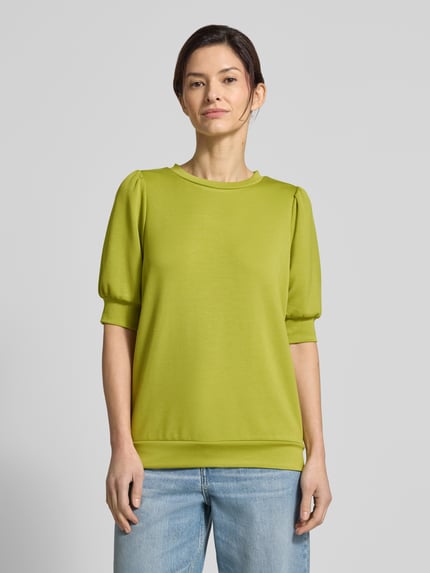 Frauenmodel trägt Sweatshirt mit 1/2-Arm Modell 'BANU' von Soyaconcept, Material-Mix mit Modal-Anteil, Regular-Fit, Rundhalsausschnitt, Puffärmel, frische grüne Farbe, leicht glänzende glatte Textur, Ganzkörperansicht von vorne.