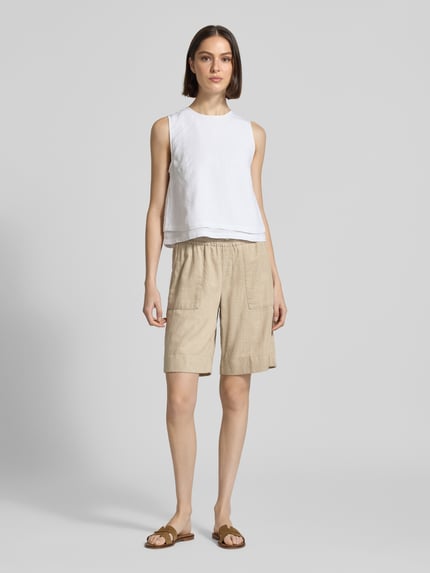 Vrouwenmodel draagt Bermudas met elastische band en trekkoord model 'Lia Urban' van Angels, puur katoen, loose fit, steekzakken, strookzak aan de achterkant, bandwijdte maat 36: 40 cm, binnenbeenlengte maat 36: 26 cm, beige tinten, gladde structuur, voorkant gehele lichaam.