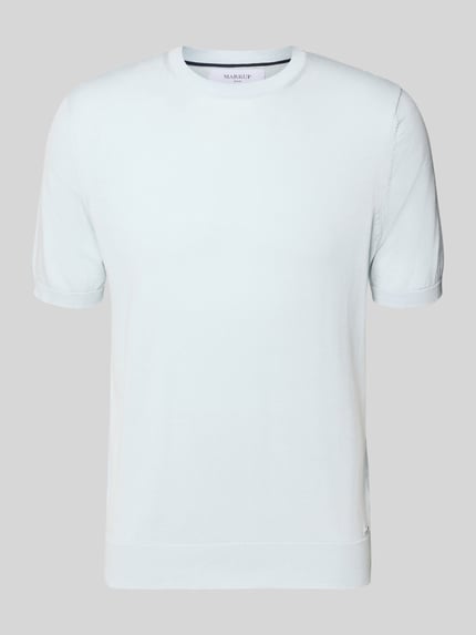 Produktfoto, Strickshirt mit Rundhalsausschnitt von MARKUP in hellem Farbton, Regular Fit, dezentes Label-Detail, glatte Textur
