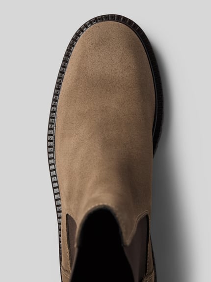Productfoto, detail van chelsea boots van suède in taupe met donkere rubberen zool, Chelseas aua echtem Veloursleder model 'PHIA 14' van Marc O'Polo, Dames