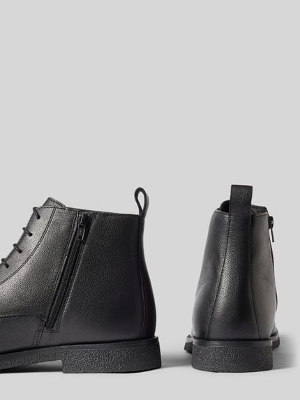 Produktfoto, Boots mit Reißverschluss Modell 'SAHARO' von Geox, schwarze strukturierte Oberfläche, abgerundete Form, detaillierte Sohle