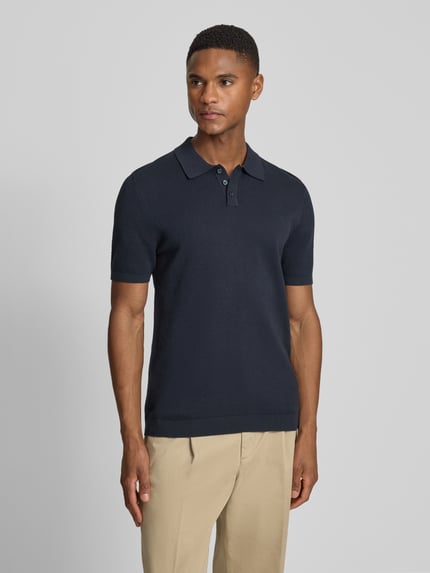 Männermodel trägt Slim Fit poloshirt model 'Triton' van Drykorn, puur katoen, polokraag, met korte mouwen, structuurpatroon, Ganzkörperansicht von vorne.