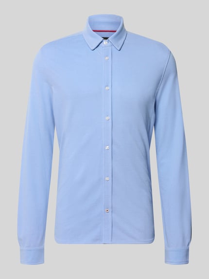 Produktfoto, Slim Fit Business-Hemd aus Baumwoll-Mix von CINQUE in Hellblau mit Kentkragen, Knopfleiste, langärmliges Design auf grauem Hintergrund.