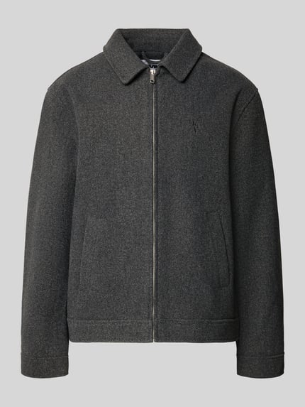 Produktfoto, Jacke mit Label-Stitching von REVIEW in Dunkelgrau, Regular Fit, Umlegekragen, Reißverschluss, glatte Struktur, Eingrifftaschen