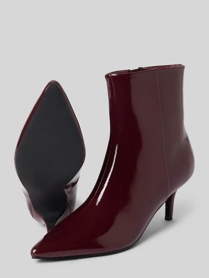 Produktfoto, Stiefeletten in Leder-Optik von BIANCO in Weinrot mit spitzer Form, glatter Sohle und 7 cm Pfennig-Absatz, Schafthöhe 15 cm, Schaftweite 13 cm, glatte Textur, glänzende Oberfläche