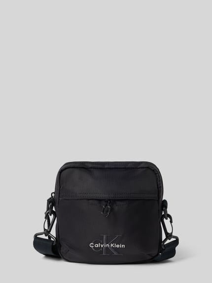 Produktfoto, schwarze Umhängetasche mit Logo-Stitching Modell 'BOLD SQUARE CROSSBODY' von CK Calvin Klein für Herren vor grauem Hintergrund