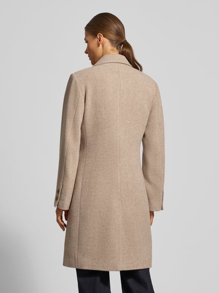 Frauenmodel trägt płaszcz z mieszanki materiałów z dodatkiem wełny Model 'CAPPOTTO' od Liu Jo White, beżowy kolor, kołnierz z połami, wpuszczane kieszenie, listwa guzikowa, krój regular fit, widoczne faktura materiału, widok całej sylwetki z tyłu. Długość tyłu w rozmiarze 36: 96 cm, szerokość ramion w rozmiarze 36: 35 cm, szerokość w klatce piersiowej w rozmiarze 36: 46 cm, długość rękawów w rozmiarze 36: 61 cm.