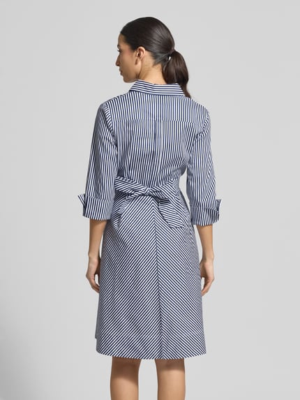 Frauenmodel trägt Hemdblusenkleid mit Taillenband von Apricot, blau-weiß gestreift, Baumwoll-Elasthan-Mix, Midilänge, Rückansicht.