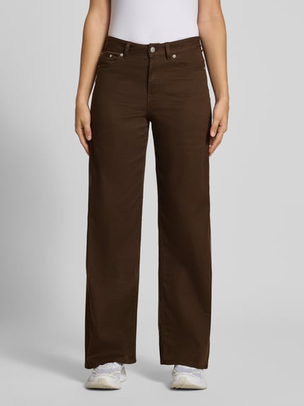 Frauenmodel trägt Wide Fit Jeans aus Baumwoll-Mix Modell "ZOE SARAH" von JJXX, braun, 5-Pocket-Design, Ganzkörperansicht von vorne.