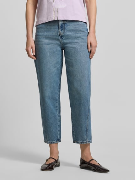 Frauenmodel trägt Baloon Jeans im 5-Pocket-Design von Stefanel in Blau, reine Baumwolle, Loose Fit, Knopf- und Reißverschluss, Ganzkörperansicht von vorne.