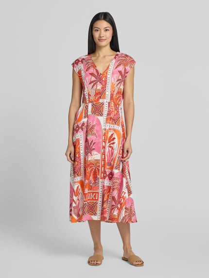 Frauenmodel trägt Midikleid im Allover-Look mit V-Ausschnitt von Milano Italy aus Reine Baumwolle, in Pink-Orange mit weiß, A-Linie, Ganzkörperansicht von vorne. Rückenlänge bei Größe 36: 119 cm, Brustweite bei Größe 36: 47 cm.