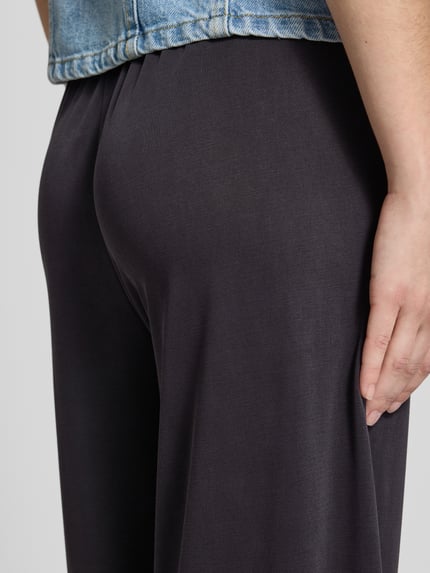 Vrouwenmodel draagt Regular Fit Culotte uit viscosemix model 'HANNAH' van Only, effen look, sweat, zijzakken, detailopname heup.