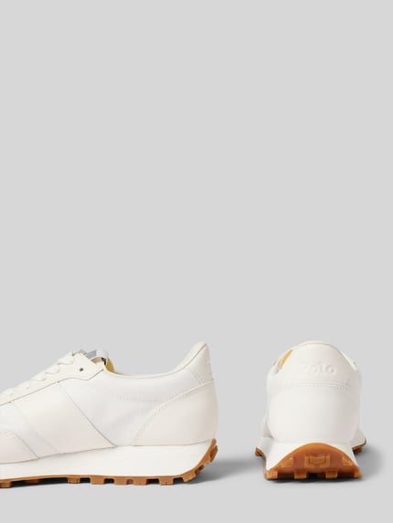 Produktfoto, Sneaker mit profilierter Sohle van Polo Ralph Lauren, damessneakers in wit, mix van leer en textiel, afgeronde punt, vetersluiting, labeldetail, profielzool, hakhoogte 4 cm, schachthoogte 8 cm, schachtbreedte 6 cm.