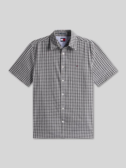Produktfoto, Regular Fit Freizeithemd aus Baumwoll-Mix von Tommy Jeans, Optik:Allover-Muster, gestreift, Logo-Stitching, Knopfleiste, Kentkragen, Kurzarm, Crêpe Textur