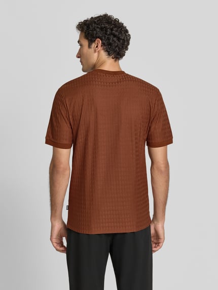 Männermodel trägt Regular Fit T-Shirt aus reiner Baumwolle Modell 'Thompson 321' von BOSS in Braun mit Strukturmuster, Ganzkörperansicht Rückansicht. Herren T-Shirt von BOSS