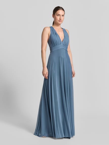 Vrouwenmodel draagt Maxikleid met V-hals en tailleband van Jake*s Cocktail in lichtblauw materiaalmix met stretch, getailleerd model, ganzichaamsaanzicht van voren. ruglengte maat 36: 130 cm, borstwijdte maat 36: 29 cm