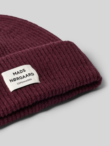Produktfoto, Beanie aus Woll-Mix Modell 'Tosca Anju' von MADS NØRGAARD in Bordeaux mit Ripp-Struktur, breiter Umschlag, Label-Patch, Nahaufnahme
