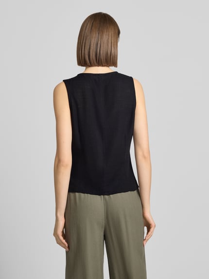 Vrouwenmodel draagt bodywarmer van mix van viscose en linnen model 'LEILANI' van Noisy May, zwart, ruglengte 53 cm, slim fit. Ganzkörperansicht Rückansicht.