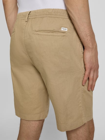 Männermodel trägt Shorts mit Tunnelzug Modell 'JAIDEN' von Jack & Jones aus Baumwoll-Leinen-Mix, Regular-Fit, sandfarben, Ganzkörperansicht Rückansicht. Bundweite bei Größe M 43 cm, Innenbeinlänge 23 cm.