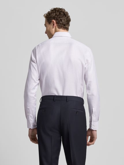 Männermodel trägt Regular Fit Businesshemd aus reine katoen, model 'JOE' van BOSS met ruitstructuur, lange mouwen, rugpand. Ganzkörperansicht Rückansicht.