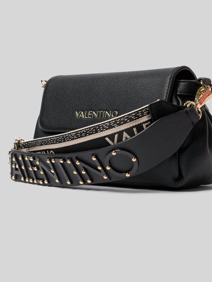 Produktfoto, Umhängetasche mit Label-Detail Modell 'DEA' von VALENTINO BAGS, schwarze glatte Oberfläche mit goldenen Applikationen, Umschlag, Magnetverschluss, Hauptfach, verstellbarer Schultergurt mit Logo, Reißverschlussfach innen, Maße 28 cm Breite, 15 cm Länge, 10 cm Tiefe, Schulterriemen 55 cm, moderner Taschen-Look