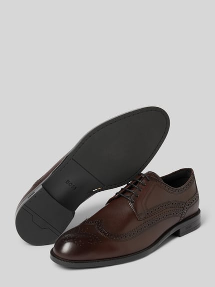 Produktfoto, braune glatte Schnürschuhe aus echtem Leder Modell 'Tayil_Derb' von BOSS, elegante Linien, feine Lochmuster-Struktur