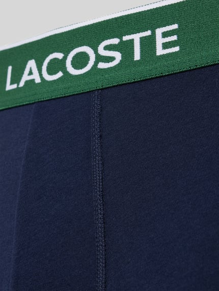 Produktfoto, granatowy materiał z drobną fakturą, zielony elastyczny pas z napisem Lacoste, Trunk aus Baumwoll-Mix im 3er-Pack od Lacoste, Herren Pant & Trunk