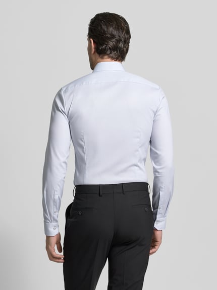 Männermodel trägt Slim Fit Businesshemd mit Kentkragen von OLYMP No. Six, weiß, elastischer Baumwoll-Mix, Ganzkörperansicht Rückansicht.