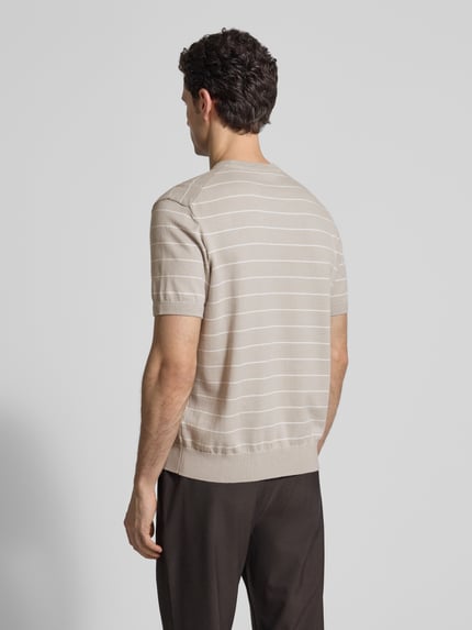 Männermodel trägt Regular Fit T-Shirt aus Baumwoll-Kaschmir-Mix Modell 'KANACHO' von BOSS Orange, gestreift, Rückansicht, Ganzkörperansicht.