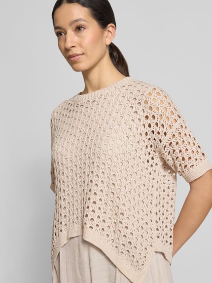 Frauenmodel trägt Minikleid im 2-in-1-Look von Apricot in Beige, gerader Schnitt, Rundhalsausschnitt, Lochstrick, Nahaufnahme Oberkörper.