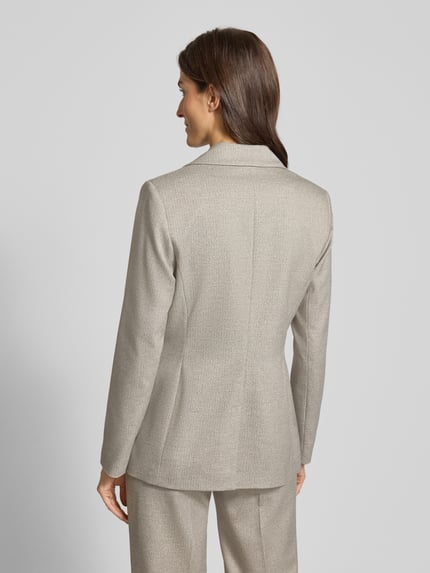 Frauenmodel trägt Slim Fit Longblazer aus Viskose-Mix von s.Oliver BLACK LABEL in Beige mit Fischgrätmuster, Ganzkörperansicht Rückansicht.