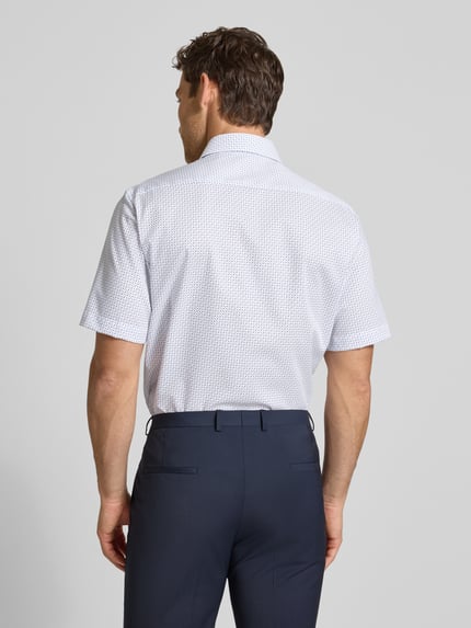 Mannelijk model draagt Regular Fit Business-Hemd met Kentkragen van ETERNA, katoen, borstzak, knoopsluiting, ruglengte 79 cm, schouderbreedte 49 cm, mouwlengte 27 cm, achteraanzicht volledig lichaam
