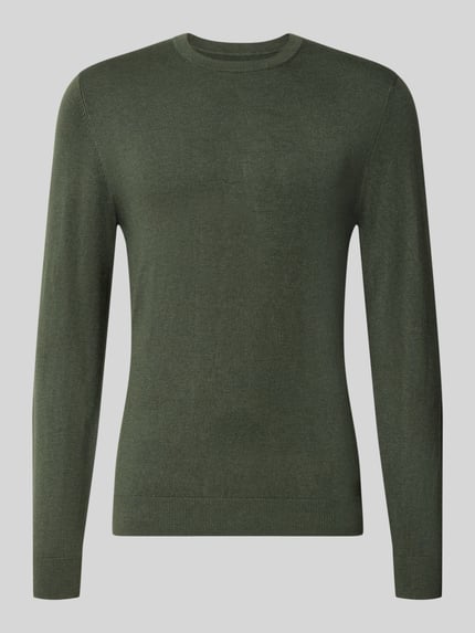 Produktfoto, Strickpullover mit geripptem Rundhalsausschnitt von MCNEAL in Olivgrün, taillierte Passform, feine Struktur, lange Ärmel