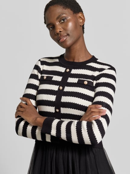 Frauenmodel trägt Knielanges Kleid aus Viskose-Mix im 2-in-1-Look von Apricot, schwarz-weiß gestreift, Strukturstrick, Nahaufnahme Oberkörper.