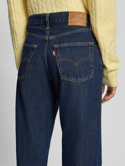 Vrouwenmodel draagt Relaxed Fit Jeans uit zuivere katoen Model 'EASY DAD' van Levi's® 300 in donkerblauwe katoendenim, detailopname achterkant.