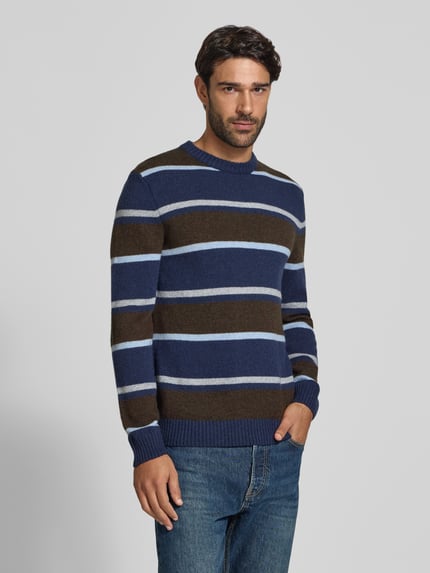 Männermodel trägt Strickpullover aus Woll-Mix im Allover-Look von MCNEAL, Blau mit Streifen, Slim Fit, Rundhalsausschnitt, Ganzkörperansicht von vorne.