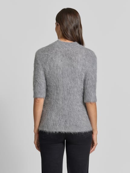 Vrouwenmodel draagt Strickshirt aus Alpaka-Mix met kurzem Stehkragen van someday, grijs, nauwsluitend model, 1/2-mouwen, rugaanzicht Ganzkörperansicht Rückansicht.