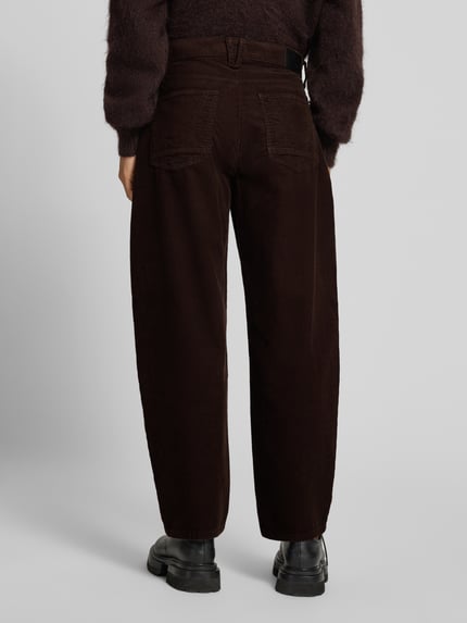 Vrouwenmodel draagt Regular Fit corduroy broek uit katoenmix model 'DANNI 2.3' van MAC, donkerbruin, Dames corduroy broek, volledige achteraanzicht