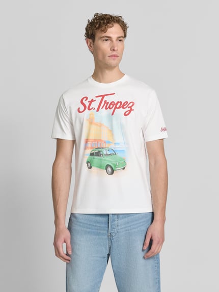 Männermodel trägt T-shirt mit motiefprint Modell 'DENVER' van MC2 Saint Barth van puur katoen, regular fit, ronde hals, ruglengte maat M 68 cm, Ganzkörperansicht van voren.