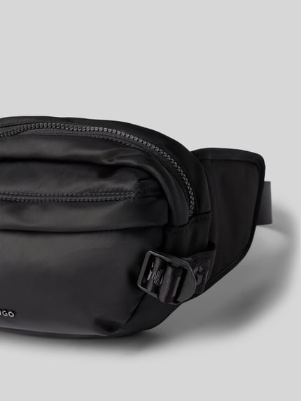 Produktfoto, schwarze Bauchtasche mit Label-Detail Modell 'AYDEN_New_WAISTBAG' von HUGO, glatte Textur, Herren Bauchtasche